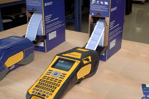 Škatuľa s veľkým balením štítkov priebežne podáva materiál do tlačiarne štítkov M610.