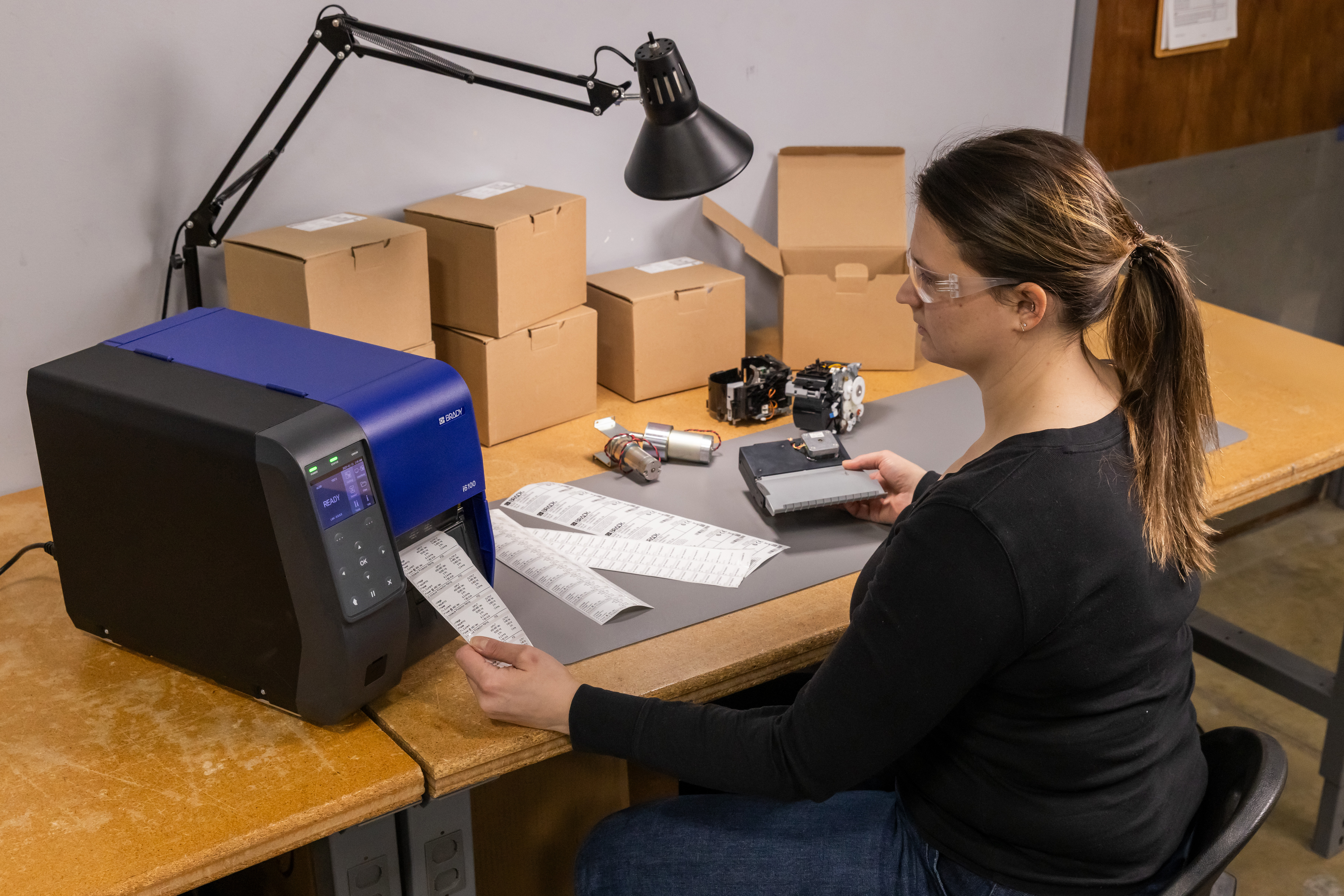 Tlačiareň so štítkami na stole