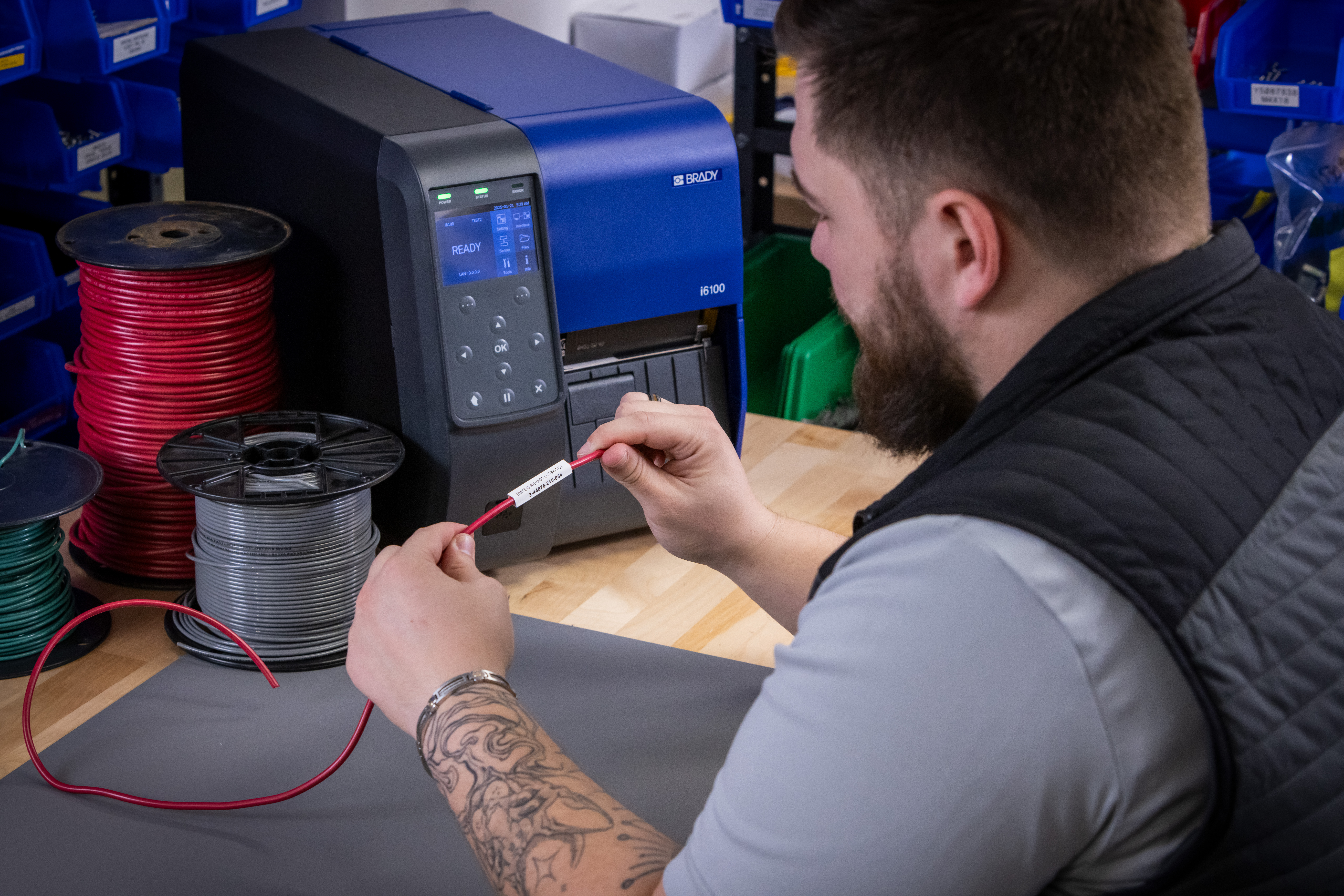 Tlačiareň na stole s káblom.