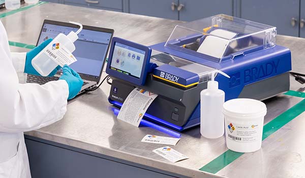 Chemik používa tlačiareň J7300 na tlač štítkov pre nebezpečné materiály.