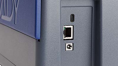 USB port a ethernetový port na tlačiarni J7300.