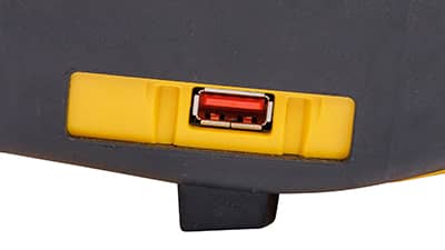 Tlačiareň M710 tlačí rolku tepelne zmršťovacích štítkov.