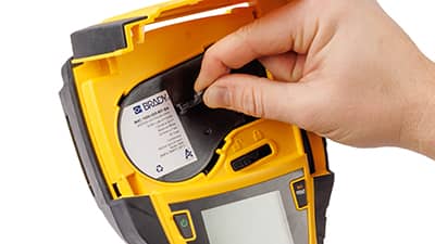 Vkladanie rolky materiálu štítkov do tlačiarne M710.