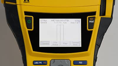 Vkladanie batérie do spodnej časti tlačiarne M710.