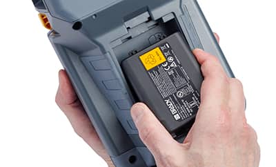 Osoba vkladá veľkokapacitnú batériu do tlačiarne Brady M510