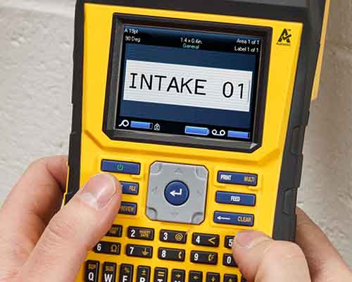 Osoba píšuca na klávesnici tlačiarne M610 keyboard obomi palcami.