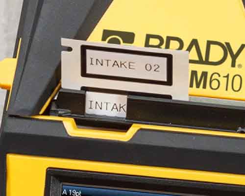 Čerstvo vytlačené štítky vychádzajúce z tlačiarne M610. 