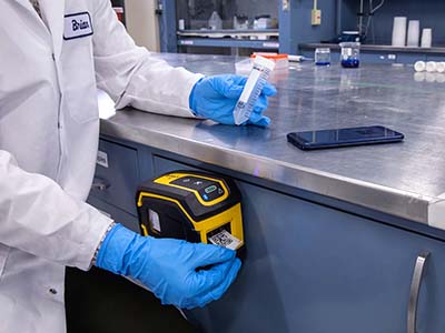 Tlačiareň štítkov M211 je pohodlne zapojená do laboratórneho pracoviska.