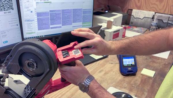 Osoba ukazuje na štítok na nástroji.