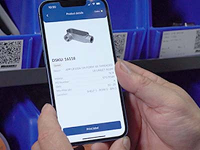 Osoba, ktorá používa vlastnú mobilnú aplikáciu na tlač štítkov.