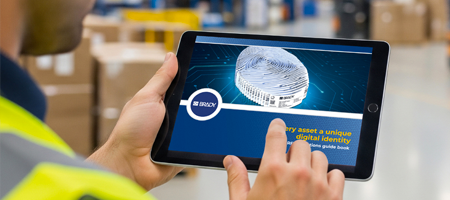 Pracovník si prezerá príručku na tablete