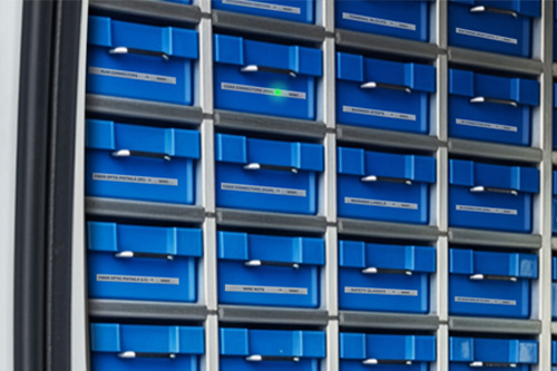 Obrázok aplikácie RFID štítku s pracovníkom zásahovej jednotky s bežnou bezpečnostnou prilbou pri dohľadávaní majetku